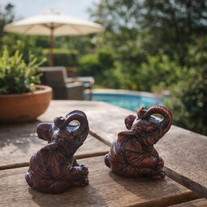 2 piccoli elefanti in ceramica color marrone, decorazioni per la casa fatte a mano, animali in ceramica, decorazioni per la casa vintage degli anni '90