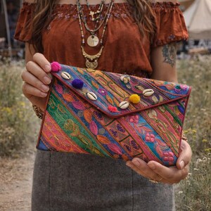Boho-handtas met patchwork-zijde jaren 00 | Geborduurde tribale zigeunerportemonnee met schelpen | Handgemaakte festivalhippie-avondtasje