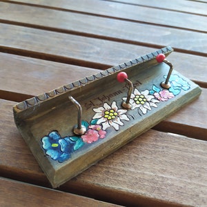 Wandbehang Handbemaltes Holz Schlüsseletui Blumenmuster von Sankt Johann Tirol Natur Boho Boho Wohnkultur Vintage 70&#39;er Jahre