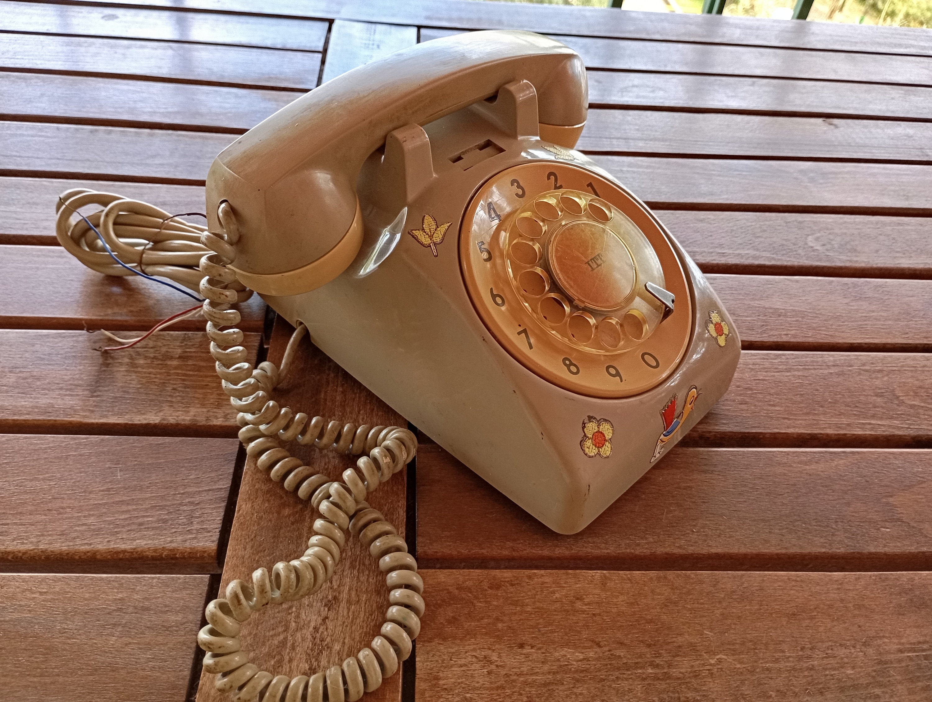 Téléphone Fixe Vintage Années 70 – Touches – Couleur Camel – Suisse