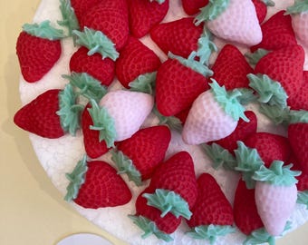 12 fraises comestibles fabriquées à la main pour décorer des gâteaux.