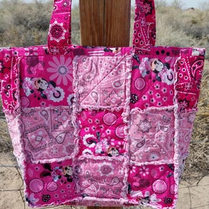 Puede incluir: Un juego de tres tazas de cer&aacute;mica con un acabado mate moteado. Las tazas son de color crema, gris claro y gris oscuro. Cada taza tiene un dise&ntilde;o simple y moderno y un asa c&oacute;moda.