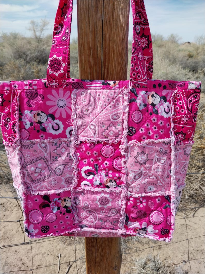 Puede incluir: Un juego de tres tazas de cer&aacute;mica con un acabado mate moteado. Las tazas son de color crema, gris claro y gris oscuro. Cada taza tiene un dise&ntilde;o simple y moderno y un asa c&oacute;moda.