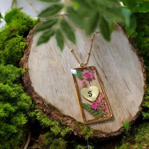 Gold Heart Personalized Preserved Flower Initial Necklace, Hand stamped real  flower botanical couples necklace, Valentine gift for her