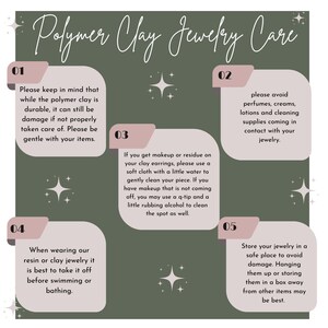 Op de afbeelding: Een groene achtergrond met vijf roze vakken met verzorgingsinstructies voor polymer clay sieraden. De vakken zijn genummerd van 1 tot 5. De tekst in de vakken luidt: "Houd er rekening mee dat polymer clay hoewel duurzaam, toch beschadigd kan raken als het niet goed wordt verzorgd. Wees voorzichtig met je items.", "Vermijd parfums, cr&egrave;mes, lotions en schoonmaakmiddelen die in contact komen met je sieraden.", "Als je make-up of residu op je polymer clay oorbellen hebt, gebruik dan een zachte doek met een beetje water om je stuk voorzichtig schoon te maken. Als je make-up hebt die niet weggaat, kun je een wattenstaafje en wat alcohol gebruiken om de plek schoon te maken.", "Wanneer je onze hars- of polymer clay sieraden draagt, is het het beste om ze af te doen voordat je gaat zwemmen of baden.", "Bewaar je sieraden op een veilige plaats om schade te voorkomen. Het ophangen of opbergen in een doos, gescheiden van andere items, is misschien het beste."