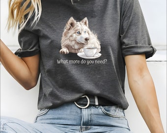 Puede incluir: Una camiseta gris oscuro con un perro husky blanco sosteniendo una taza de café. El texto "What more do you need?" está impreso debajo del perro.
