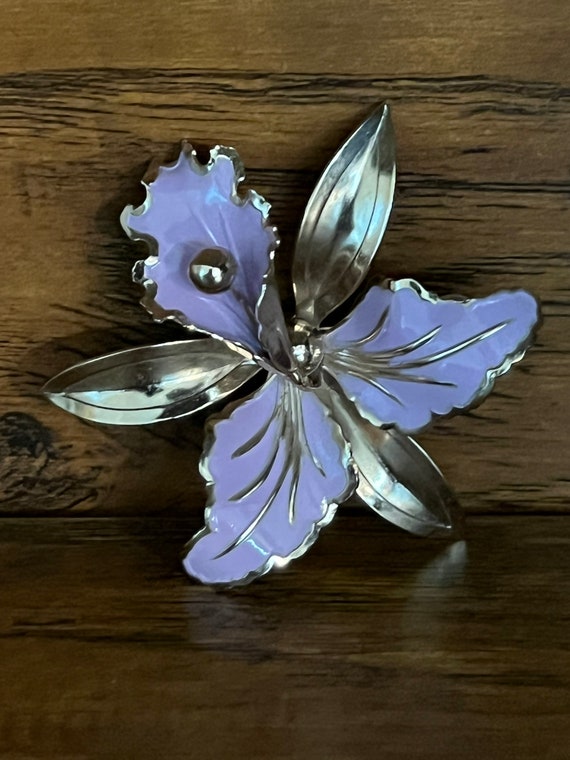Iris flower brooch deals