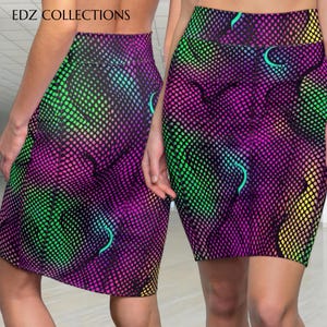Puede incluir: Una falda vibrante y ajustada con un colorido estampado de puntos en tonos verdes, morados y amarillos. La falda presenta un diseño único con acentos curvos y el texto "EDZ COLLECTIONS" en la parte superior.