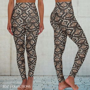 Op de afbeelding: Hoge taille leggings met een slangenprint in bruin, beige en zwart. De leggings zijn nauwsluitend en hebben een herhalend geometrisch ontwerp. De tekst "EDZ COLLECTIONS" is onderaan zichtbaar.