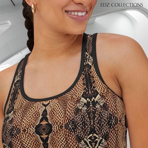 Könnte beinhalten: Ein Sport-BH mit braunem und schwarzem Schlangenmuster und schwarzem Besatz. Der BH hat einen Rundhalsausschnitt und ein Racerback-Design. Der Text "EDZ COLLECTIONS" ist in der oberen rechten Ecke sichtbar.