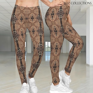 Op de afbeelding: Bruin en zwarte legging met slangenpatroon. De legging heeft een slangenhuiddesign. De tekst "EDZ COLLECTIONS" staat rechtsboven. Gedragen met witte sneakers.