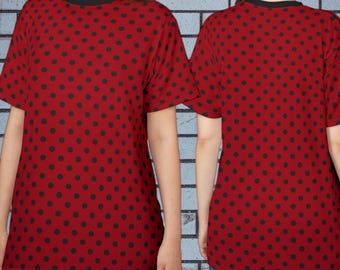 赤い水玉模様のユニセックスTシャツ：楽しい夏のファッション