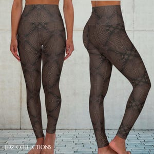 Puede incluir: Leggings de cintura alta con un patrón geométrico marrón y negro. Los leggings presentan un diseño detallado y texturizado que cubre toda la prenda. Los leggings son ajustados y parecen estar hechos de un material elástico.