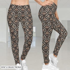 Op de afbeelding: Legging met slangenprint in bruin, beige en zwart. De legging heeft een herhalend ruitpatroon en wordt gedragen met witte sneakers. De tekst "EDZ COLLECTIONS" is onderaan zichtbaar.