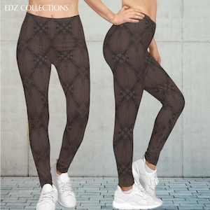 Peut inclure: Legging marron avec un motif géométrique. Le legging présente un motif répétitif de losanges et de fleurs. Le texte "EDZ COLLECTIONS" est visible en haut. Le legging est porté avec des baskets blanches.