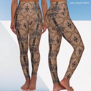 Op de afbeelding: Hoge taille leggings met een bruin en zwart slangenpatroon. De leggings hebben een nauwsluitende pasvorm en zijn gemaakt van een rekbaar materiaal. De tekst "EDZ COLLECTIONS" is zichtbaar. Geschikt voor yoga, fitness of casual wear.