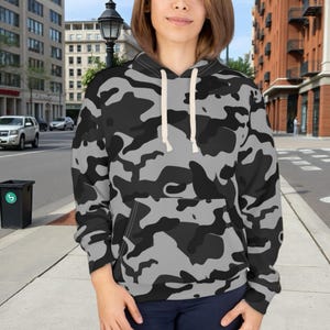 Kari zwart-grijze casual camouflage hoodie - unisex trui voor alledaagse avonturen, trendy streetwear, zwart camouflagepatroon