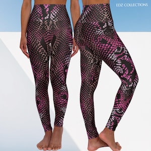 Op de afbeelding: Hoge taille leggings met een zwart, roze en wit stippenpatroon. De leggings hebben een slangenleerachtig ontwerp. De tekst "EDZ COLLECTIONS" is rechtsboven zichtbaar. De leggings zijn nauwsluitend.