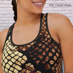 Könnte beinhalten: Ein schwarzer und brauner Sport-BH mit Schlangenmuster. Der BH hat einen Rundhalsausschnitt und ein Racerback-Design. Der Text "EDZ COLLECTIONS" ist in der oberen rechten Ecke sichtbar.