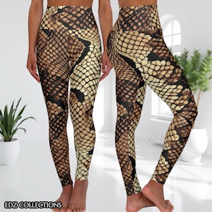 Könnte beinhalten: Hoch taillierte Leggings mit einem Schlangenmuster in Braun-, Beige- und Schwarztönen. Die Leggings weisen ein detailliertes Schuppenmuster auf, das einen realistischen Reptilienhaut-Effekt erzeugt. Der Text "EDZ COLLECTIONS" ist unten sichtbar.