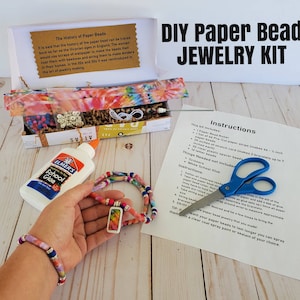 Pode incluir: Kit de joias de contas de papel DIY com instruções, contas, fio e cola. O kit inclui um rolo de contas de papel, tiras de papel pré-cortadas, cordão elástico, contas espaçadoras e tesouras.