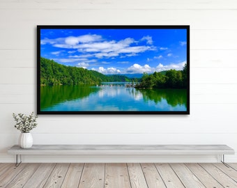 Art de la télévision avec cadre Samsung lac, reflet du lac, paysage naturel lacustre d'un bleu éclatant, grandes montagnes fumées, art de la télévision cadre
