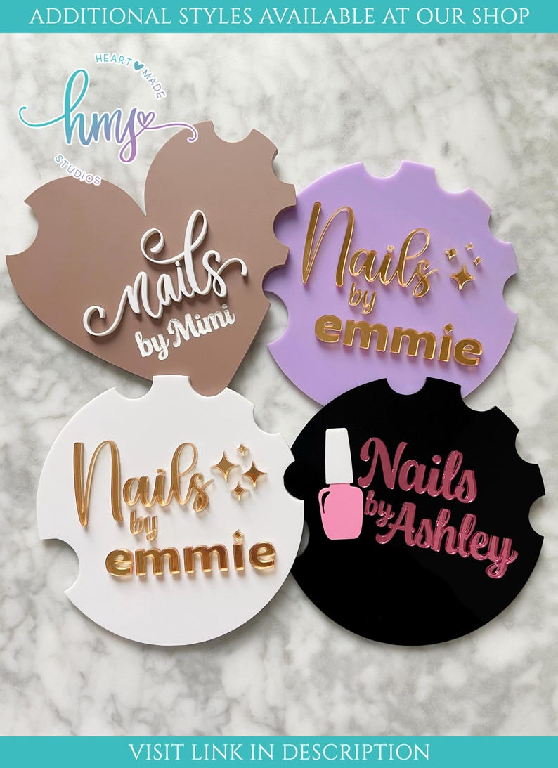 Op de afbeelding: Vier verschillende stijlen van acryl nagelsalonborden. De borden zijn in de vorm van een hart, een cirkel en nog twee cirkels. De borden zijn allemaal wit met gouden letters. De tekst op de borden luidt "Nails by Mimi", "Nails by Emmie", "Nails by Emmie" en "Nails by Ashley".