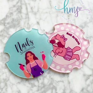 Op de afbeelding: Twee ronde foto-schijven voor nagelkunstenaars. E&eacute;n schijf toont een cartoon-luiaard met een roze jurk en een strik. De andere schijf toont een vrouw met een roze en paarse outfit die een nagelgereedschap vasthoudt. Beide schijven hebben een gegolfde rand en een witte achtergrond met roze stippen.