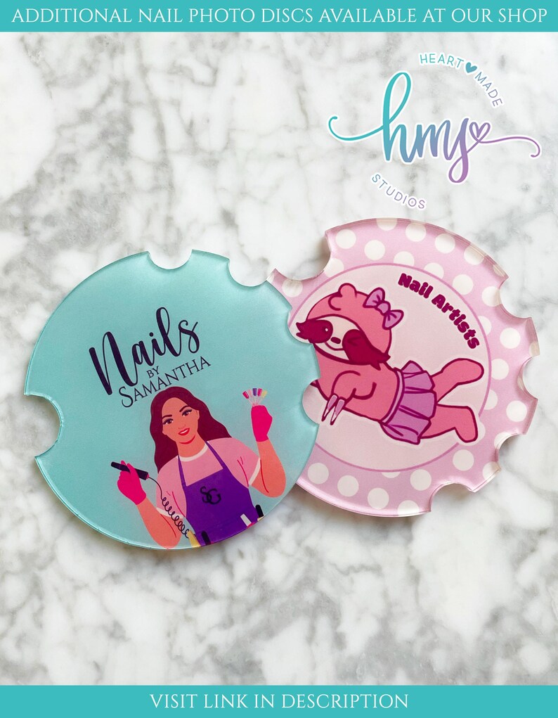 Op de afbeelding: Twee ronde foto-schijven voor nagelkunstenaars. E&eacute;n schijf toont een cartoon-luiaard met een roze jurk en een strik. De andere schijf toont een vrouw met een roze en paarse outfit die een nagelgereedschap vasthoudt. Beide schijven hebben een gegolfde rand en een witte achtergrond met roze stippen.