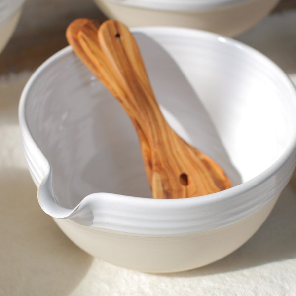 ceramic mixing bowl/serving bowl with spout