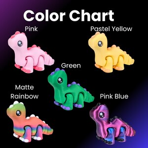 Op de afbeelding: Een kleurenkaart toont vijf beweegbare dinosaurus speelgoed in roze, pastelgeel, groen, matte regenboog en roze blauw. Het speelgoed heeft een gesegmenteerd lichaam en kleine ogen. De tekst "Color Chart" staat bovenaan.
