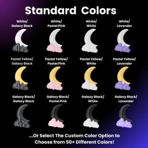 Pode incluir: Um gr&aacute;fico mostrando 12 combina&ccedil;&otilde;es de cores diferentes para um design de lua crescente. As op&ccedil;&otilde;es de cores incluem branco, rosa pastel, preto gal&aacute;xia, amarelo pastel e lavanda. O texto "Cores padr&atilde;o" est&aacute; no topo do gr&aacute;fico. O texto "...Ou selecione a op&ccedil;&atilde;o de cor personalizada para escolher entre mais de 50 cores diferentes!" est&aacute; na parte inferior do gr&aacute;fico.