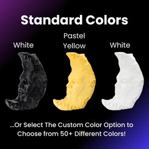 K&ouml;nnte beinhalten: Drei halbmondf&ouml;rmige Skulpturen in Schwarz, Pastellgelb und Wei&szlig;, jede mit einem geformten Gesicht. Der Text "Standard Colors" und "...Or Select The Custom Color Option to Choose from 50+ Different Colors!" werden angezeigt.