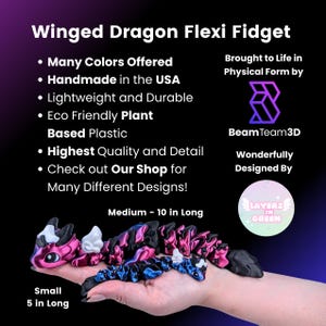 K&ouml;nnte beinhalten: Ein mehrfarbiges, bewegliches Drachen-Fidget-Spielzeug. Der Drache ist in einer Hand zu sehen, mit einem rosa, schwarzen und blauen Farbschema. Der Text auf dem Bild lautet "Winged Dragon Flexi Fidget" und "Medium - 25 cm lang" und "Small 12.7 cm lang".