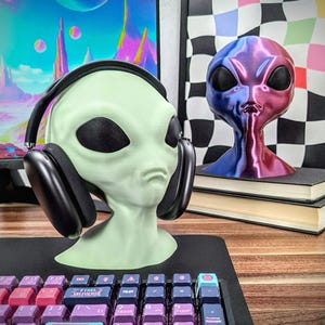 Alien Headphone Stand - Fantasy Headset Holder - Gaming Accessories - Office Decor