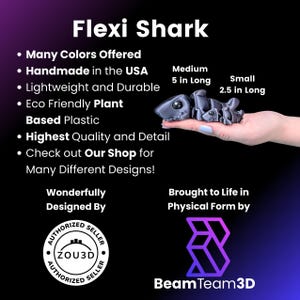 Może przedstawiać: Zabawka Flexi Shark, ręcznie robiona w USA, jest pokazana na zdjęciu. Artykułowany rekin jest szary i mierzy 12,7 cm długości w rozmiarze średnim i 6,35 cm długości w małym rozmiarze. Zabawka jest wykonana z ekologicznego plastiku na bazie roślin.