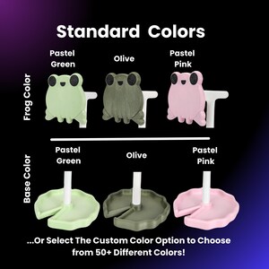 Pu&ograve; includere: Tre figurine di rana con basi di colori diversi. Le figurine di rana sono in verde pastello, verde oliva e rosa pastello. Le basi sono anche in verde pastello, verde oliva e rosa pastello. Il testo "Standard Colors" &egrave; in cima all'immagine. Il testo "...O seleziona l'opzione colore personalizzato per scegliere tra oltre 50 colori diversi!" &egrave; in fondo all'immagine.