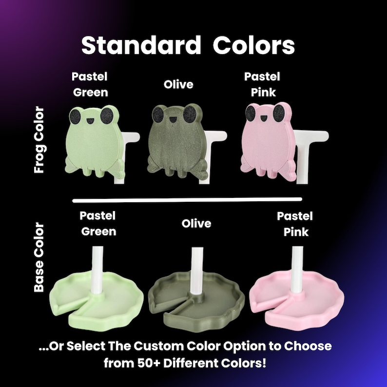 Pu&ograve; includere: Tre figurine di rana con basi di colori diversi. Le figurine di rana sono in verde pastello, verde oliva e rosa pastello. Le basi sono anche in verde pastello, verde oliva e rosa pastello. Il testo "Standard Colors" &egrave; in cima all'immagine. Il testo "...O seleziona l'opzione colore personalizzato per scegliere tra oltre 50 colori diversi!" &egrave; in fondo all'immagine.