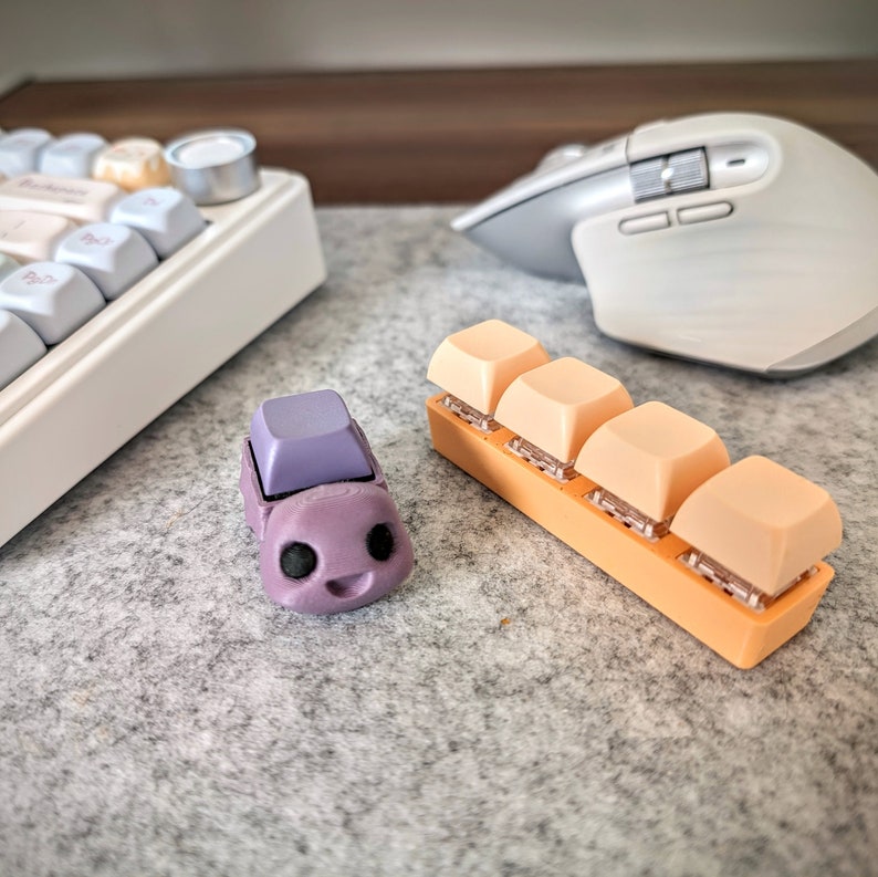 Two-Tone Fidget Keychain - ASMR Fidget Toy - Mechanical Keyboard Clicky Fidget