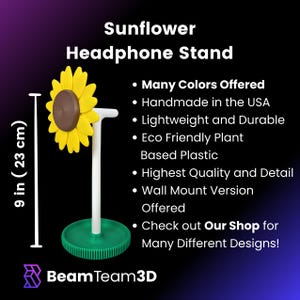 K&ouml;nnte beinhalten: Ein 23 cm hoher Kopfh&ouml;rerst&auml;nder in Sonnenblumenform aus umweltfreundlichem Kunststoff. Der St&auml;nder hat eine gr&uuml;ne Basis und einen wei&szlig;en Stiel. Die Sonnenblume ist gelb mit brauner Mitte.  "Many Colors Offered" und "Check out Our Shop for Many Different Designs!" sind auf dem Bild zu sehen.