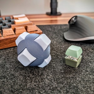 Two-Tone Fidget Keychain - ASMR Fidget Toy - Mechanical Keyboard Clicky Fidget