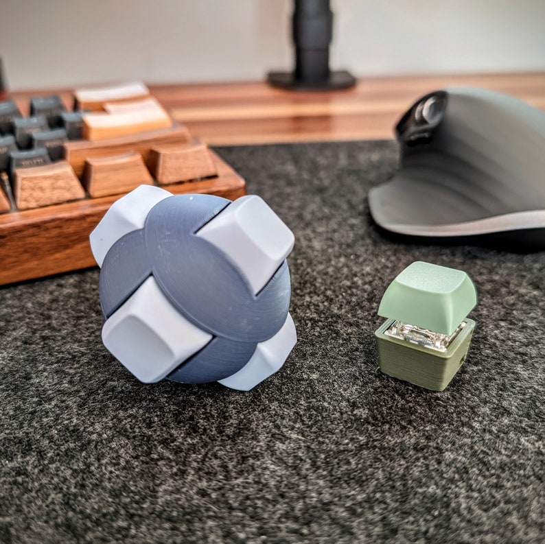 Two-Tone Fidget Keychain - ASMR Fidget Toy - Mechanical Keyboard Clicky Fidget