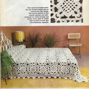 Pode incluir: Uma colcha de crochê branca com um padrão quadrado de laços e picots. A colcha está em uma cama com uma cabeceira de metal branco e uma parede marrom atrás. O texto "Jiffy Bedspread, opposite." é visível na imagem.