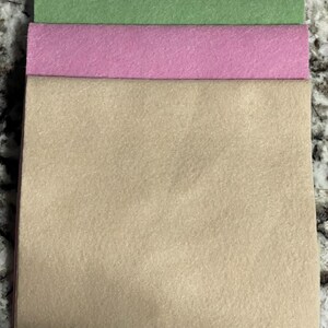 Puede incluir: Cuatro hojas de fieltro en colores pastel: azul claro, verde, rosa y beige. Las hojas de fieltro est&aacute;n apiladas, mostrando los diferentes colores y texturas. Ideal para proyectos de manualidades.