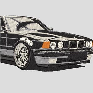 Puede incluir: Un sedán BMW Serie 7 negro con una parrilla y faros cromados. El coche tiene un parachoques plateado y un interior negro.