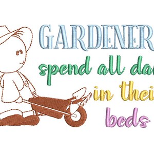 Puede incluir: Una ilustración de dibujos animados de un jardinero empujando una carretilla con el texto "Los jardineros pasan todo el día en sus camas". El texto está en diferentes colores: azul, verde, amarillo y morado.