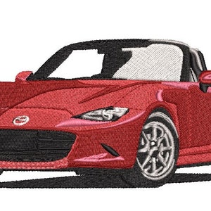 Könnte beinhalten: Gesticktes rotes Sportwagen-Design mit schwarzem Cabrioverdeck und silbernen Rädern. Das Auto hat detaillierte Stickereien, einschließlich Scheinwerfern, einem Kühlergrill und einem Seitenspiegel. Das Auto ist ein Zweitürer-Modell.