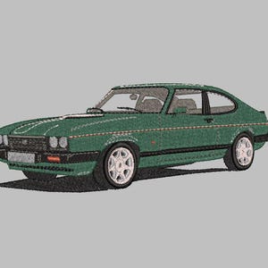 Può includere: Una Ford Capri coupé verde con finiture nere e interni neri. L'auto ha un paraurti nero e ruote nere con coprimozzi argentati.