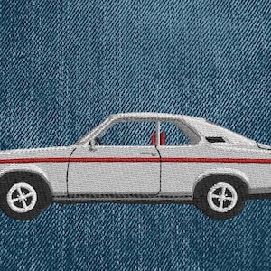 Op de afbeelding: Een witte vintage auto met een rode streep langs de zijkant, geborduurd op een blauwe denim achtergrond.