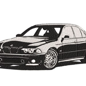 Puede incluir: Un dibujo en blanco y negro de un sedán BMW M5. El coche está de frente al espectador y tiene un diseño deportivo con una gran parrilla delantera y un perfil bajo.